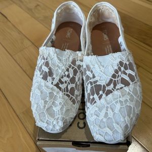 New, never worn, lace toms women’s size 6